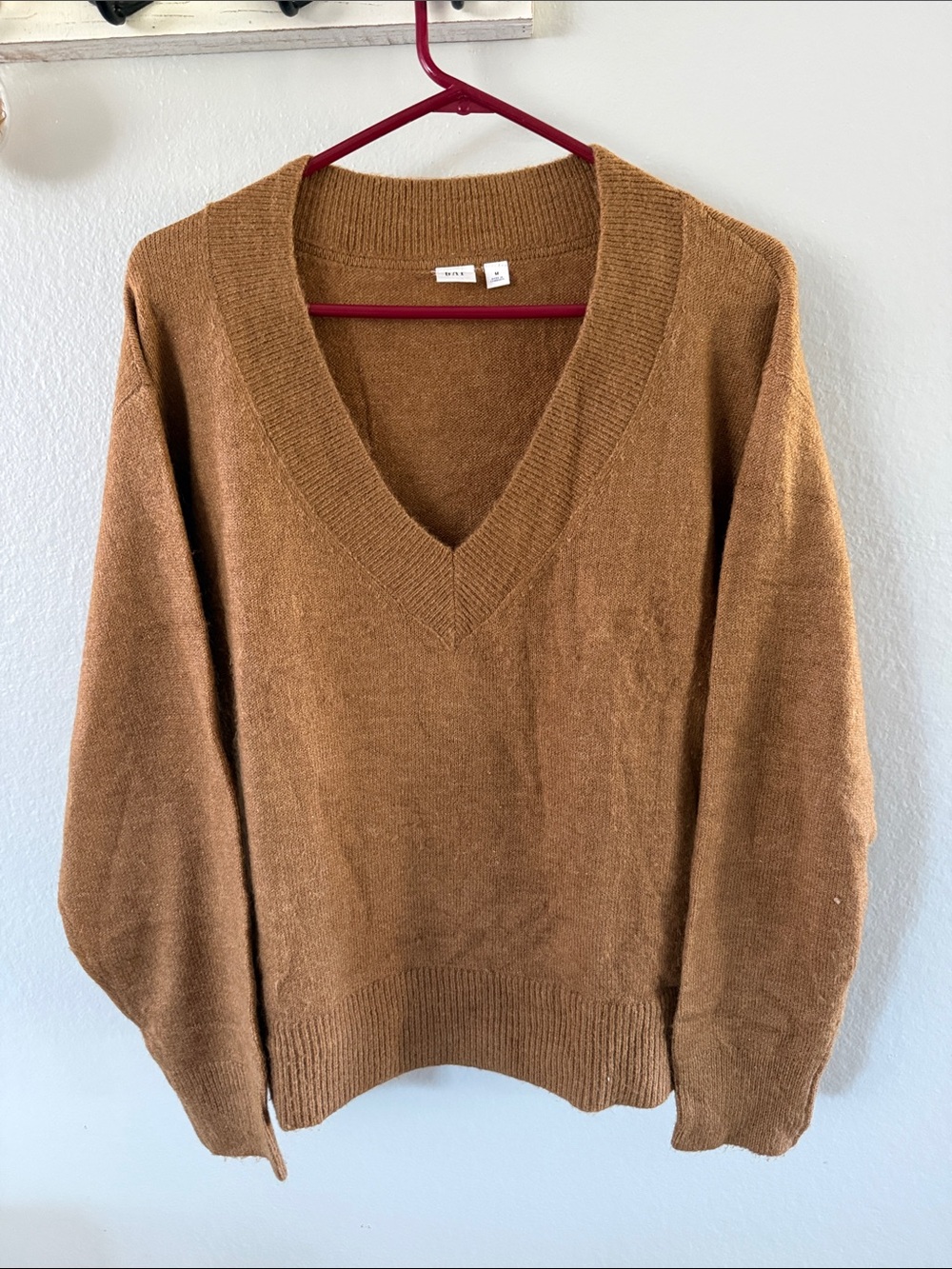 GAP Women's V-Neck Sweater in Camel Brown